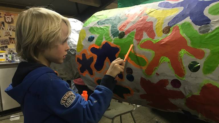 350 kinderen bouwen samen voor de optocht in Schaijk. (foto: Eva de Schipper)