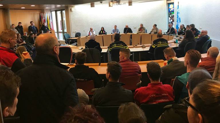 Grote opkomst bij de bijeenkomst op het gemeentehuis. (Foto: Daisy Schalkens)