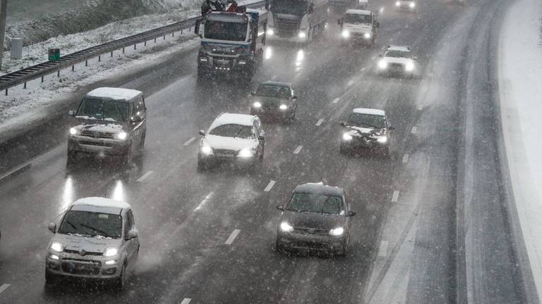 Verkeer tijdens winters weer. (Foto: ANP)