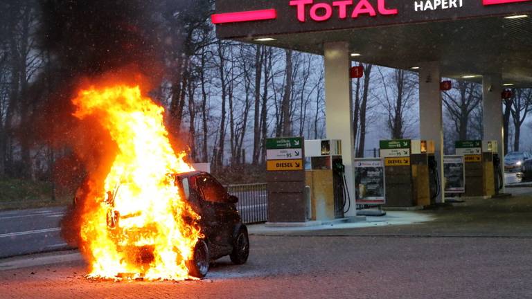 De brandende auto bij het tankstation in Hapert (Foto: Berry van Gaal/SQ Vision)