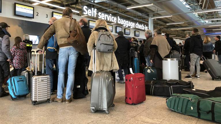 Drukte op Eindhoven Airport.