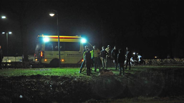 Voorbijgangers ontfermden zich over het meisje. (Foto: Marvin Doreleijers/FPMB)