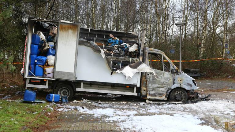 In de bus stonden verschillende vaten. (Foto: Sander van Gils)