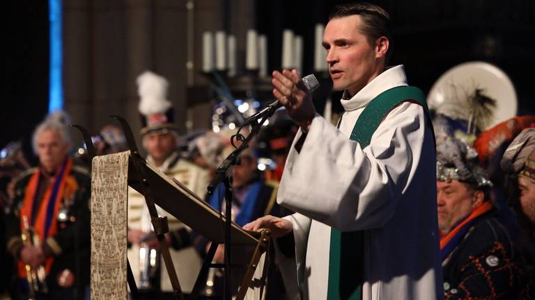 'Hallo allemaal', zingt pastoor René Wilmink. (Beeld: Rob Engelaar)