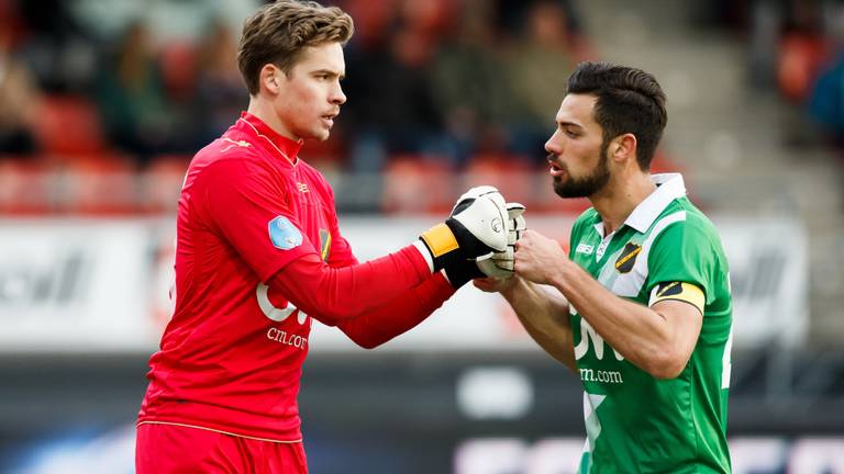 Pablo Mari feliciteert NAC-doelman Nigel Bertrams na een van zijn reddingen in het duel met Excelsior. Foto: VI IMAGES