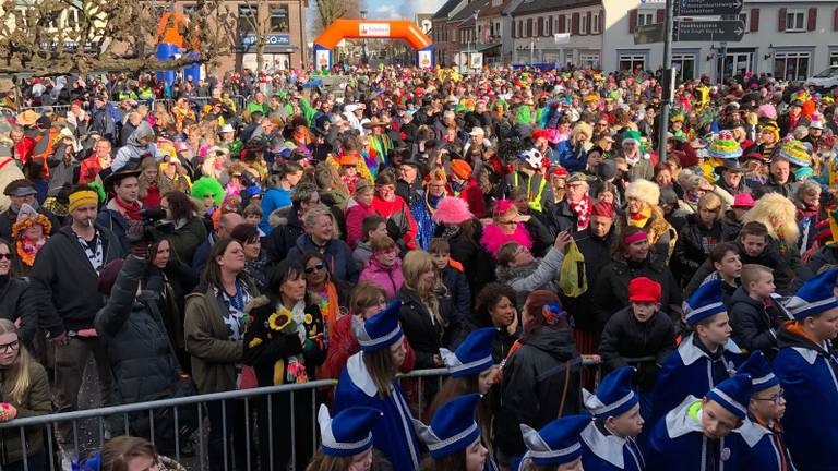 De deelnemers staan al klaar op de Markt (foto: Tom van den Oetelaar).