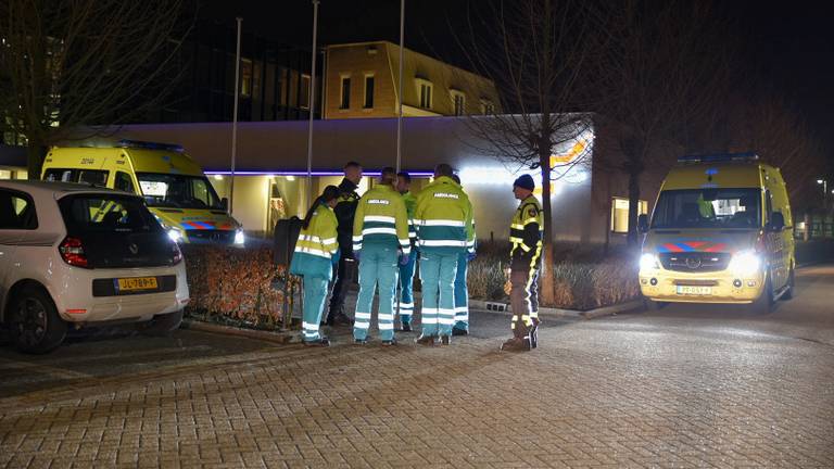 Er rukten vijf ambulances uit voor het incident. (Foto: Toby de Kort)