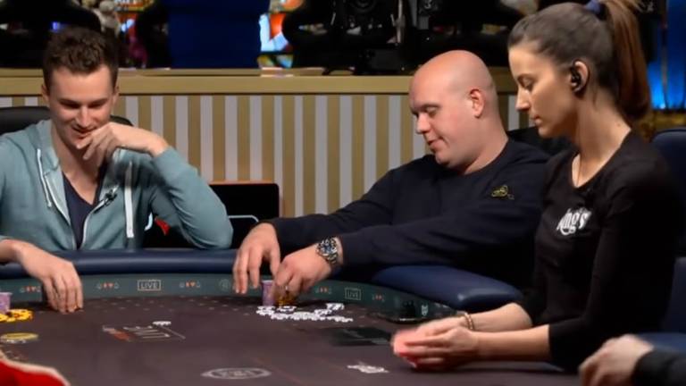 Michael van Gerwen aan de pokertafel in Tsjechië. (Beeld: YouTube)