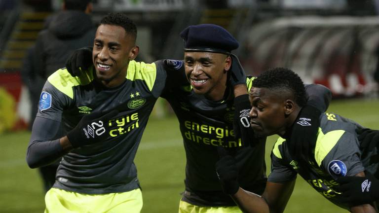 Joshua Brenet, Steven Bergwijn en Nicolas Isimat-Mirin vieren weer een zege van PSV. (foto: VI Images)