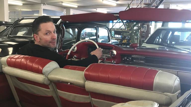 Jan Wijnakker in een Cadilac, een van de vele auto's in zijn collectie (Foto: Ilse Schoenmakers)