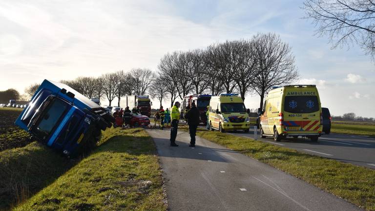 Een vrachtauto reed achterop een auto op de N322.  Foto: FPMB Joost Korporaal