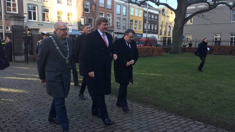 De koning onderweg naar de viering in de Sint Jan.