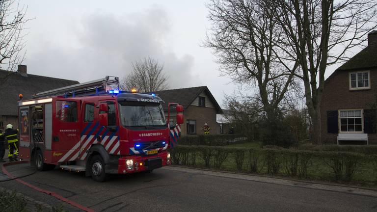 De brandweer bestrijdt het vuur. (Foto: GinoPress)