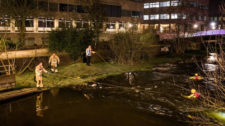 De brandweer zocht met duikteams naar de mannen. (Foto: Sem van Rijssel)