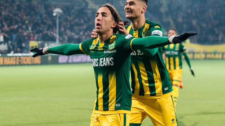 Abdenassser El Khayati heeft Willem II geveld, 'kaartvrager' Bjorn Johnsen juicht mee voor ADO Den Haag (foto: VI Images).