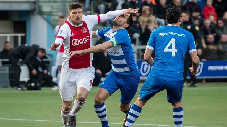 De gewraakte en niet bestrafte actie van Ajacied Klaas -Jan Huntelaar. (Foto: VI Images)