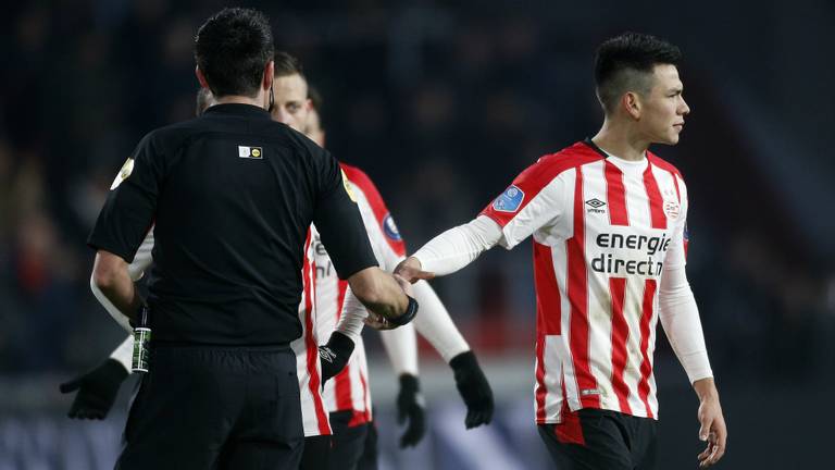 Hirving Lozano verlaat het veld na zijn rode kaart. (Foto: VI Images)