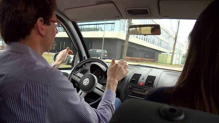 Het systeem ondersteunt de chauffeur tijdens het invoegen.