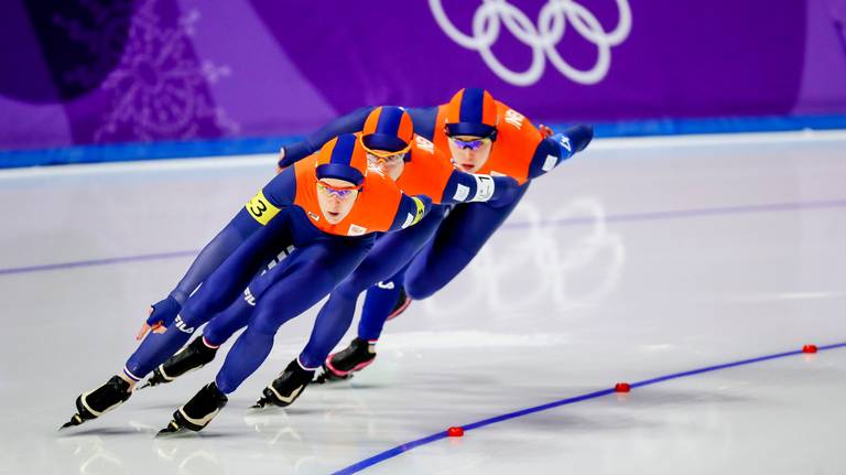 Ireen Wüst in actie bij de ploegenachtervolging (foto: ANP).