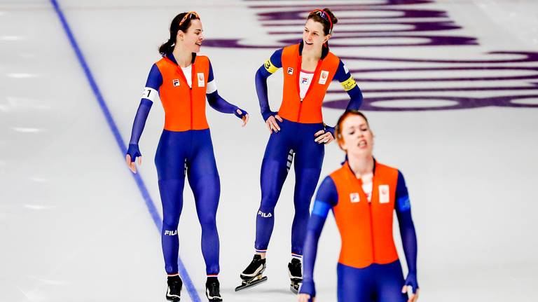 Ireen Wüst na de race in gesprek met ploeggenoot Marrit Leenstra (foto: ANP).