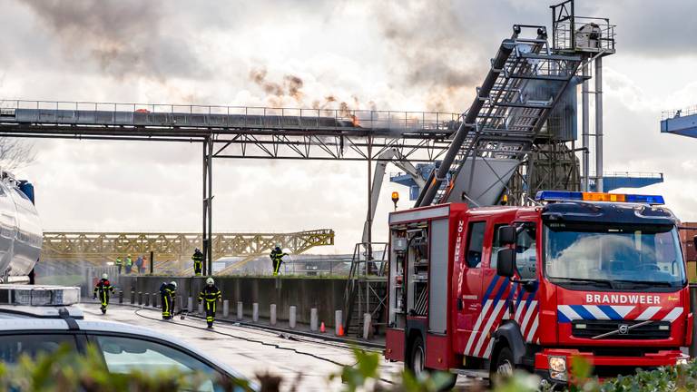 De transportband staat in brand. Foto: Marcel van Dorst, SQ Vision Mediaprodukties