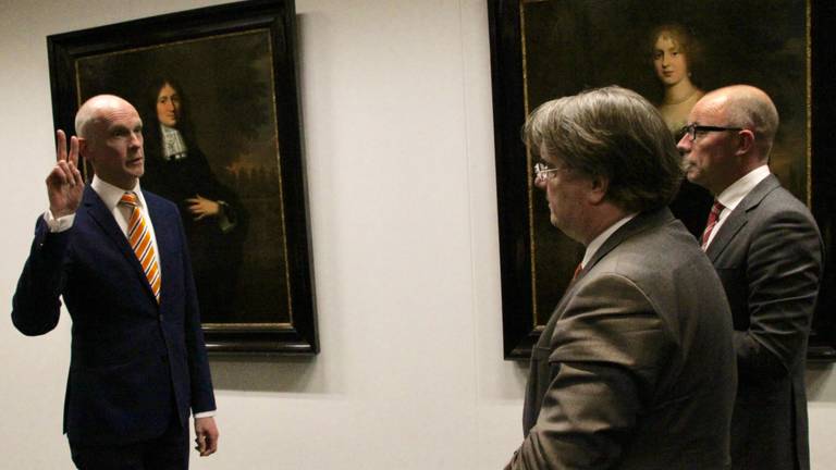 Marcel Fränzel (links) legt de eed af. (Foto: provincie Noord-Brabant)