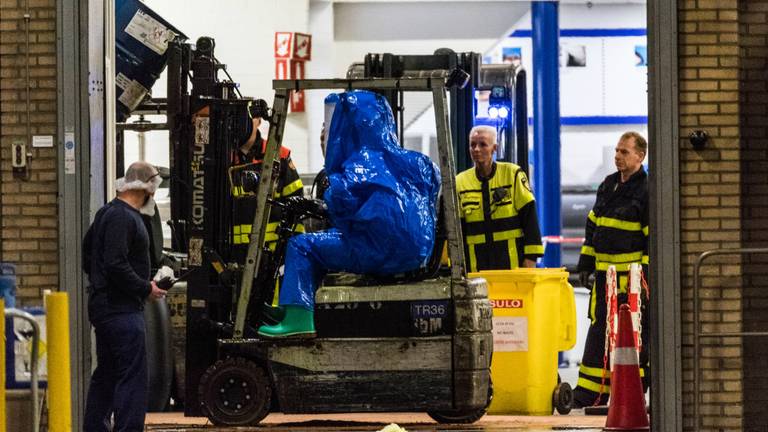 Een man in pak takelt het vat met de chemische vloeistof weg. Foto: Jack Brekelmans/Persburo BMS