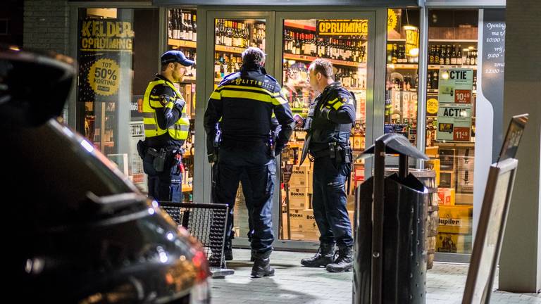 Agenten zijn een onderzoek gestart bij Van Gall& Gall (Foto: Sem van Rijssel)