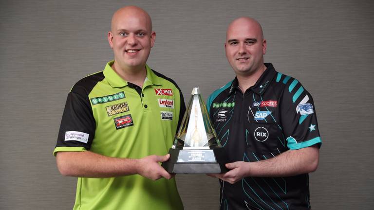 Michael van Gerwen en Rob Cross (foto: Lawrence Lustig/PDC).