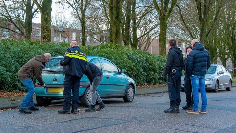 De auto van de omgebrachte vrouw. (Foto: Jules Vorselaars/JV Media)