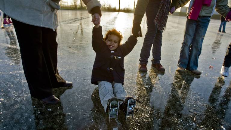 Op ondergelopen weilanden en baantjes kunnen volgende week de ijzers onder. (Foto: ANP)