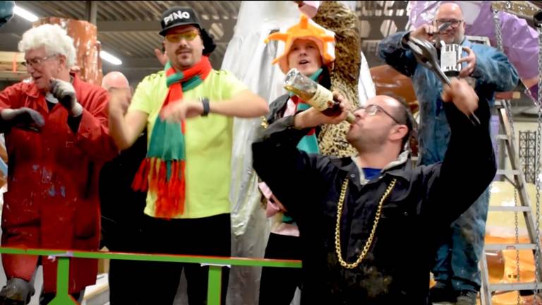 In de clip gaat men los met baco in de hand (Foto: YouTube).