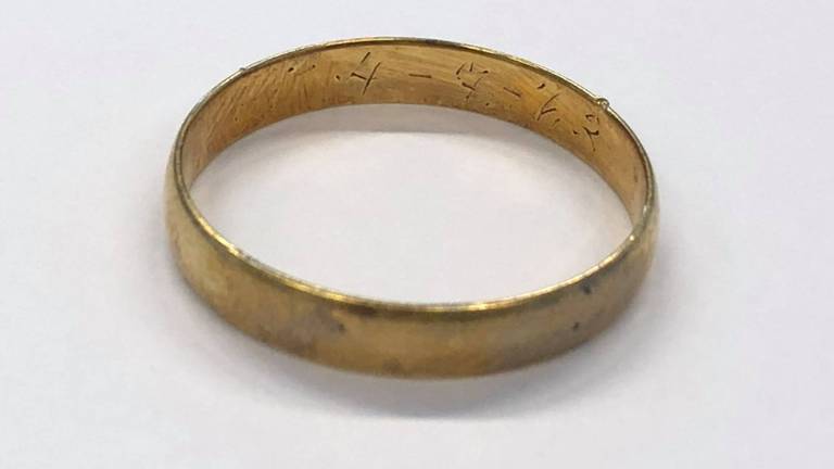 Van wie is deze ring? Foto: politie Roosendaal.