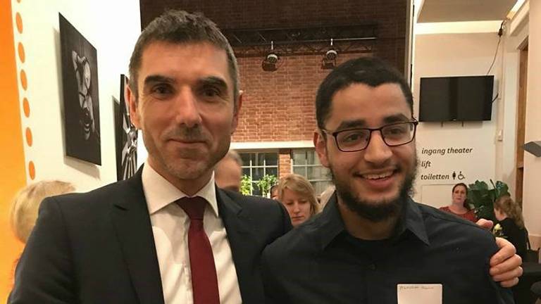 Abdellah Aknin, winnaar van de vrijwilligersprijs 2018, naast staatssecretaris Paul Blokhuis. (Foto: Facebook VrijwilligersT)