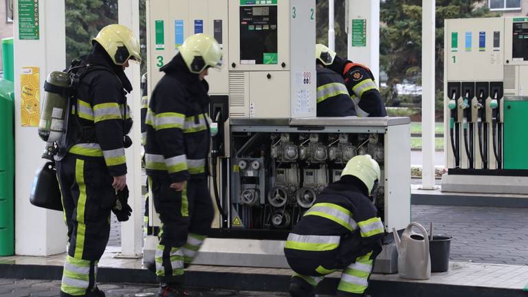 Brandweerlieden sloten de benzinetoevoer af na lekkage (Foto: Gabor Heeres)