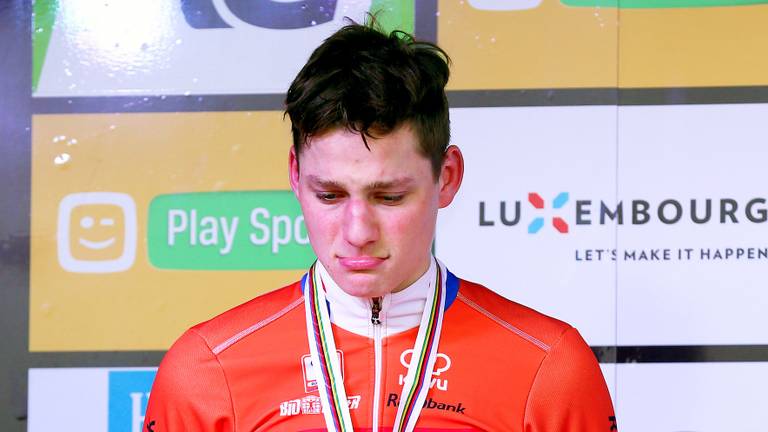 Mathieu van der Poel in tranen na 2e plek op WK veldrijden vorig jaar. (Foto: ANP)