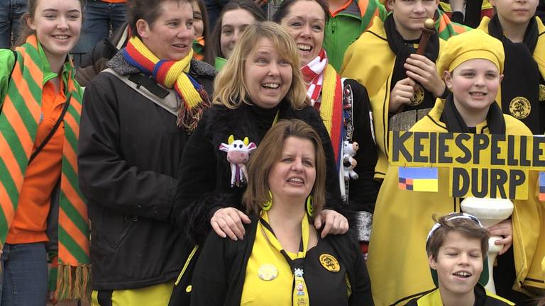Jose van Rooij gaat op de foto met alle Keiespellers 