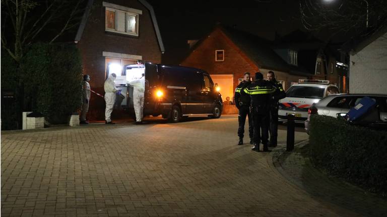 Onderzoek in de woning waar de dode man werd aangetroffen. Foto: Erik Haverhals