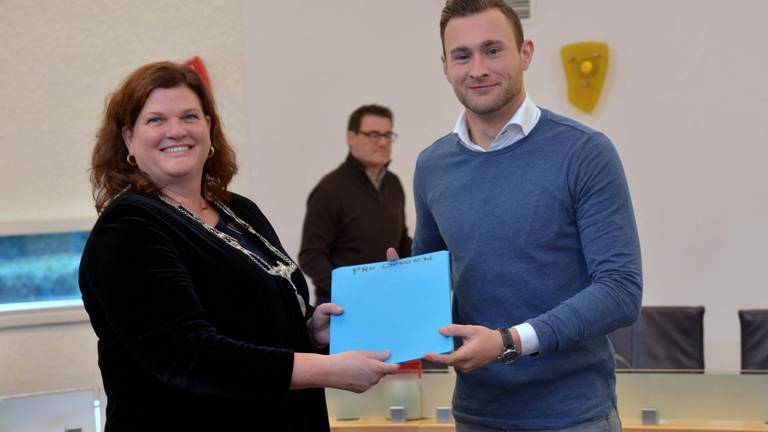 Rob Huijben samen met burgemeester Marina Starmans. (Foto: Facebook PRO Dongen)