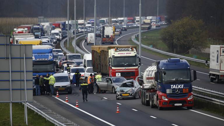 Er is een flinke file ontstaan (foto: SK-Media).