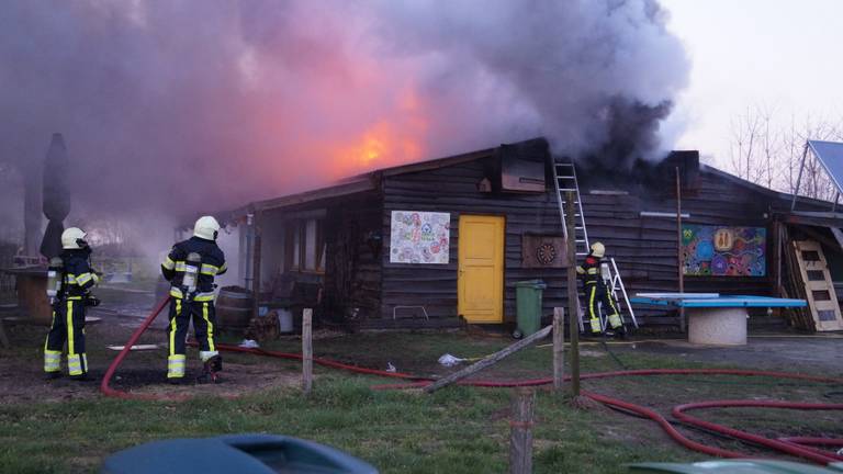 De zorgboerderij ging in vlammen op (foto: FPMB Anja van Beek)