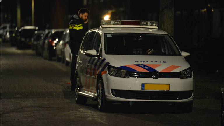 Politie bij de woning in Breda waar een bejaarde man is overvallen. Foto: Perry Roovers/SQ Vision