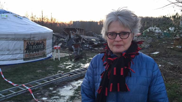 Directeur Bernadette van den Akker bij dat wat er over is van de afgebrande zorgboerderij in Vlijmen. (Foto: Erik Peeters)