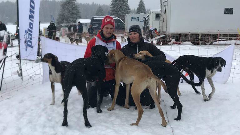 Stefan en Ilse met hun sledehonden op het EK. (Foto: familie Donker)