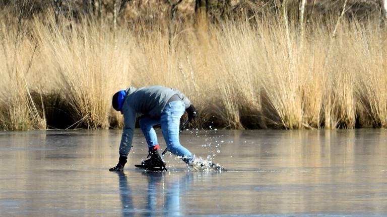 Dit ijs in de buurt van Breda was dinsdagmiddag nog niet overal dik genoeg (Foto: Erald van der Aa).