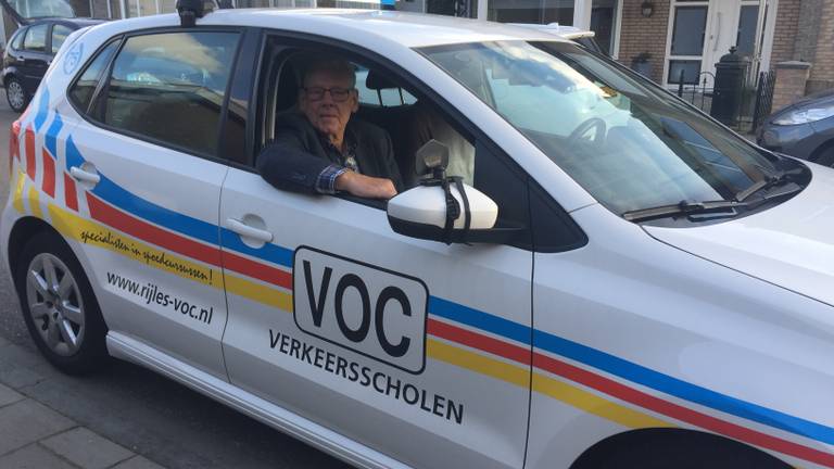 Instructeur Toon van de Mortel in zijn lesauto.