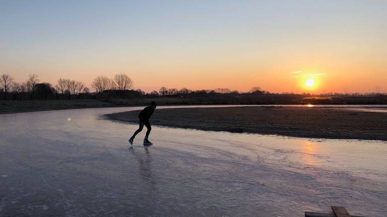 Bij schaatsclub De Vennen in Moergestel begonnen de eerste schaatsliefhebbers woensdagochtend met een rondje op natuurijs.