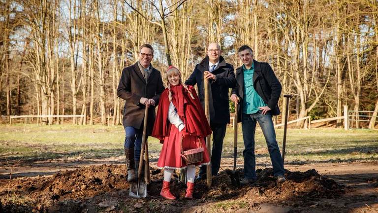 Marc van den Tweel, directeur Natuurmonumenten; Roodkapje; Fons Jurgens, directeur van de Efteling en Celcuk Akinci, directeur BMF.