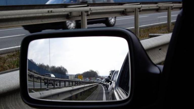 Lange file op de A16. (Foto: archief)