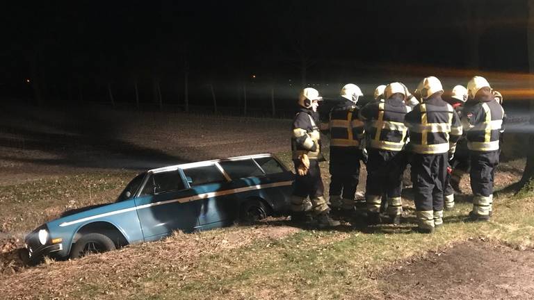 De Oldtimer belandde in de sloot (foto: Danny van Schijndel)